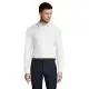 Homme portant la chemise BRODY MEN blanche à chevrons et petit col, manches longues, vue de face sur fond blanc