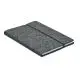 Carnet feutre personnalisé A5 gris foncé chiné en RPET avec bande élastique noire, vue de biais sur fond blanc