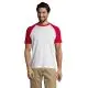 T-shirt raglan personnalisé blanc à manches rouges porté par un homme avec un chino beige, col rond côtelé