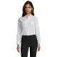 Chemise femme personnalisée blanche cintrée à manches longues avec poche poitrine, portée avec un pantalon noir