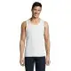 Débardeur sport personnalisé blanc en polyester mesh porté par un homme, larges emmanchures et col à colletage