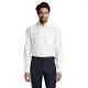 Chemise homme personnalisée blanche en oxford, coupe ajustée, col boutonné et poche poitrine, portée de face
