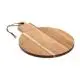 Planche à découper boule de Noël en bois d'acacia personnalisable avec corde de suspension marron sur fond blanc