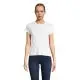 T-shirt côtelé personnalisé blanc pour femme, coupe ajustée en coton peigné, porté avec un jean brut, vue de face