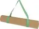 Porte-tapis de yoga personnalisé UNI en RPET vert sublimé formant une anse autour d'un tapis roulé