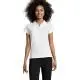 Polo femme personnalisé PRESCOTT WOMEN blanc à manches courtes et patte 3 boutons, porté avec un pantalon noir