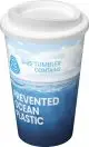 Gobelet isotherme Brite-Americano POP à couvercle blanc, décor moulé océan bleu et inscription Prevented Ocean Plastic