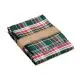 Nappe personnalisable avec logo en coton à carreaux vert et rouge pliée avec 4 serviettes et manchette kraft