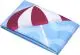 Petite serviette personnalisée pliée, sublimée d'un parasol rouge et blanc sur fond de vagues bleues