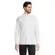 Chemise homme personnalisé blanche en popeline, col renforcé et manches longues, portée par un homme souriant