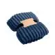 Plaid personnalisé NIEVE en polaire RPET bleue à rayures en relief, plié avec bande kraft et ruban noir