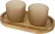 Plateau de service en bois d'acacia naturel avec deux tasses en verre ambré translucide sur fond blanc