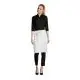 Serveuse portant le tablier de serveur personnalisé GREENWICH blanc mi-long noué à la taille sur tenue noire