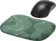 Repose-poignet souris personnalisé MISA en microfibre sublimée verte à lignes dorées à côté d'une souris noire