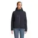 Parka softshell femme matelassée bleu abysse portée, capuche, zip noir et poche poitrine zippée