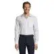 Homme portant la chemise cintrée BALTIMORE FIT blanche à manches longues en popeline, poche poitrine, vue de face