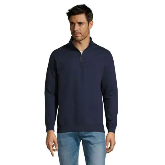 Sweat col camionneur personnalisé bleu marine porté par un homme, col montant zippé et bas en bord côte, avec un jean
