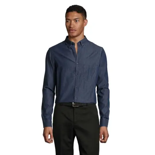 Chemise en jean homme personnalisée BARRY MEN en denim brut indigo, portée boutonnée avec un pantalon noir