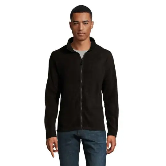 Homme portant la veste polaire NORMAN MEN noire zippée à col montant, vue de face sur fond blanc