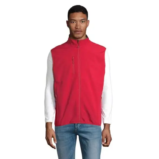 Bodywarmer softshell homme publicitaire rouge sans manches porté de face avec fermeture zippée et poche poitrine
