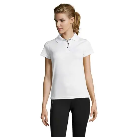 Polo sport femme publicitaire blanc en piqué polyester porté de face avec patte 3 boutons à passepoil contrasté