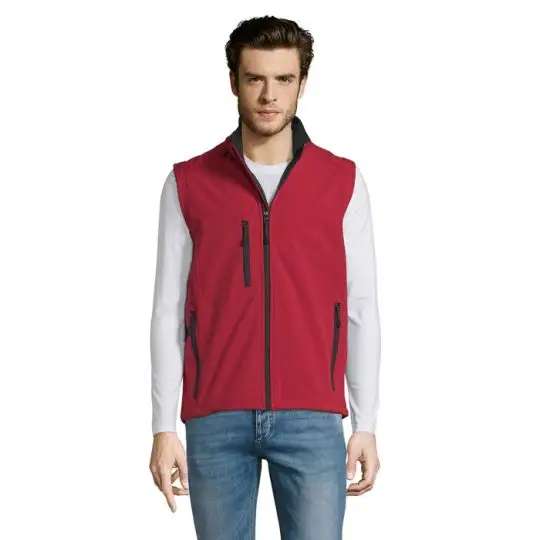 Homme portant le gilet sans manches softshell RALLYE MEN rouge à zips noirs sur un haut blanc, vue de face