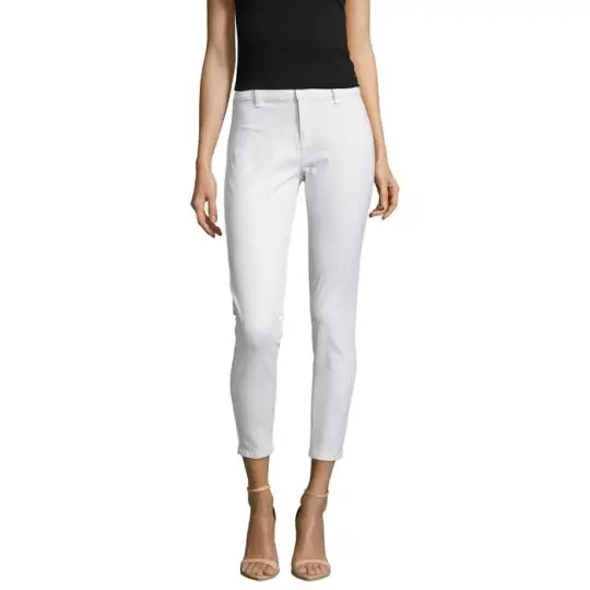 Pantalon femme 7/8 personnalisé blanc en twill de coton stretch porté de face avec un haut noir