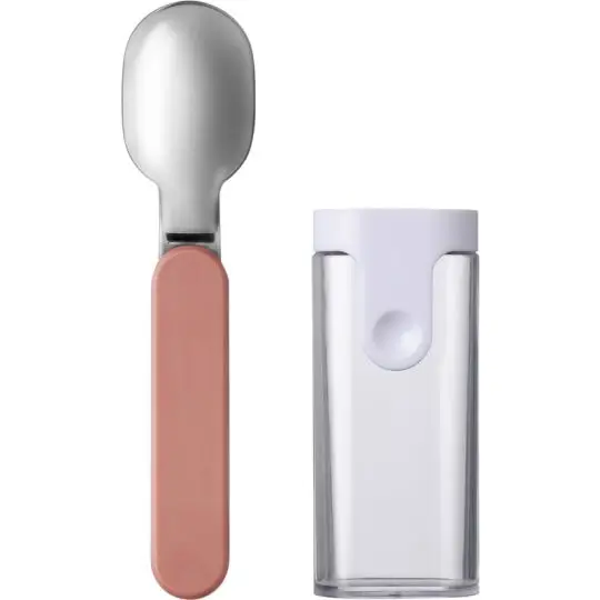 Cuillère pliable personnalisée Mepal Ellipse à manche rose et cuilleron gris à côté de son étui translucide