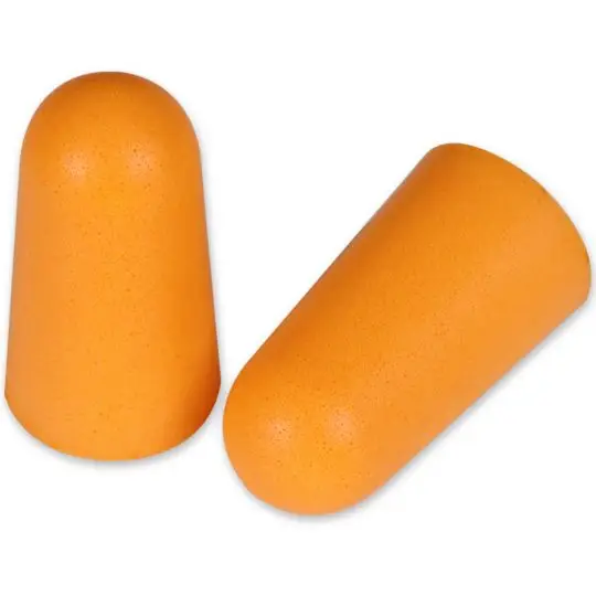 Deux bouchons d'oreille souples orange en forme d'ogive, surface mate finement grainée, vus de près sur fond blanc