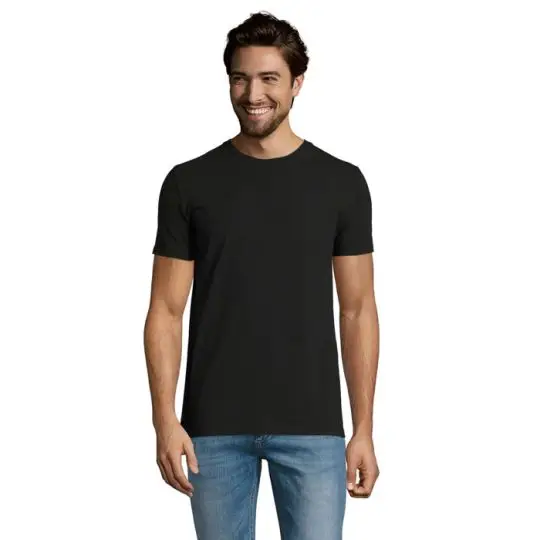T-shirt stretch personnalisé noir pour homme, col rond côtelé et manches courtes, porté de face avec un jean