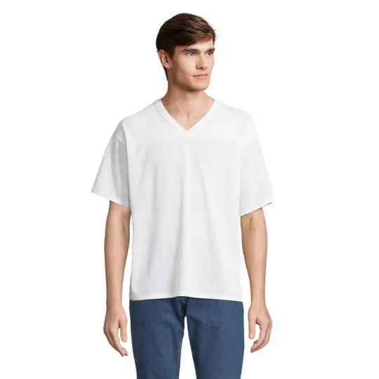 T-shirt sport personnalisé NINO blanc à col V et coupe oversized en mesh recyclé, porté avec un jean, vue de face