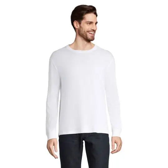 T-shirt manches longues personnalisé PIONEER LSL blanc porté par un homme avec jean, col rond et poignets en côte