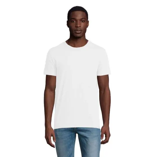 T-shirt homme col rond blanc made in France porté de face avec un jean, coupe ajustée en coton peigné