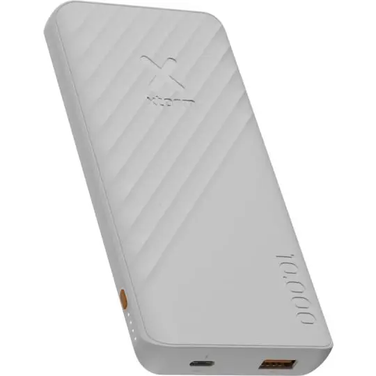 Batterie externe personnalisée Xtorm Go2 blanche à rainures diagonales avec ports USB-C et USB-A et bouton orange