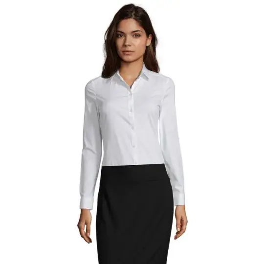 Chemise femme personnalisée BLAKE WOMEN blanche cintrée en popeline stretch, portée avec une jupe noire