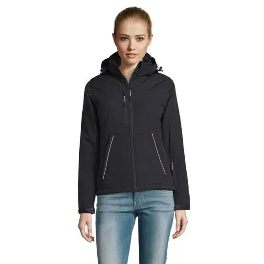 Parka femme personnalisée noire en softshell matelassé, capuche et poches zippées à passepoil clair, portée de face