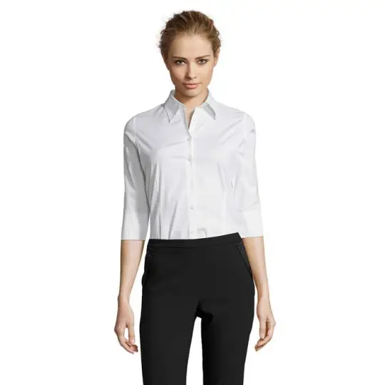 Chemise femme personnalisée EFFECT blanche portée de face, coupe cintrée et manches 3/4 retroussées à revers