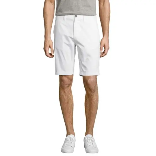 Bermuda personnalisé JASPER blanc en twill de coton porté de face par un homme, coupe droite et poches italiennes