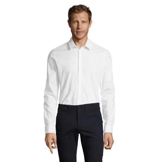 Chemise slim homme personnalisée blanche en popeline stretch à manches longues portée de face avec col moderne