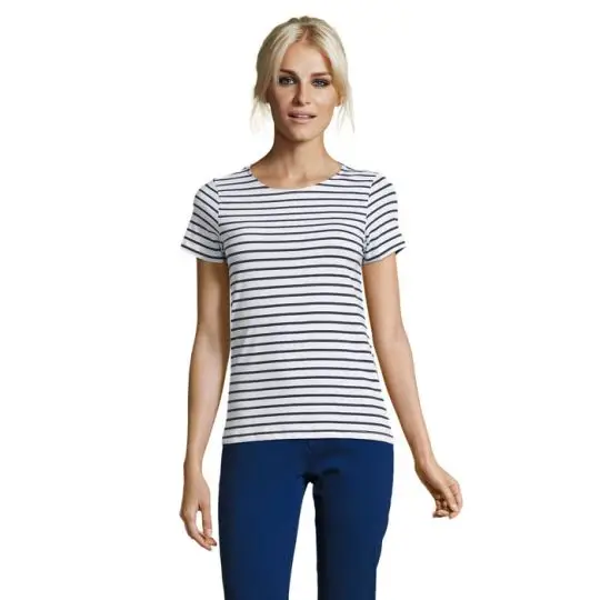 T-shirt rayé femme personnalisable blanc et marine à col rond porté de face avec un jean bleu