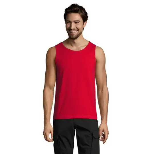 Débardeur personnalisé homme JUSTIN rouge en jersey de coton porté de face, emmanchures larges et encolure ronde