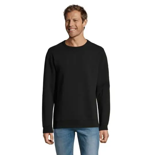 Sweat col rond personnalisé noir pour homme en molleton, bords côte aux poignets, porté de face avec un jean
