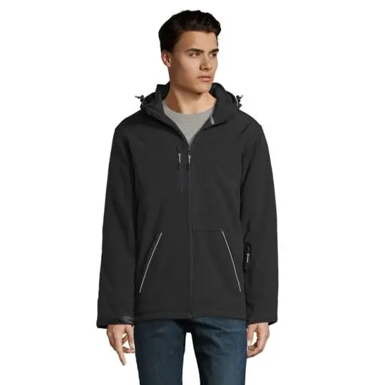 Parka personnalisée noire pour homme en softshell matelassé avec capuche, portée fermée avec un jean