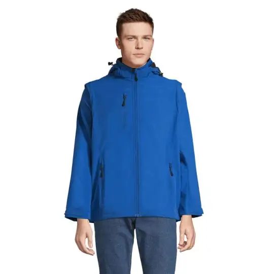 Veste softshell personnalisable bleu royal à capuche portée de face avec fermeture zippée et poches zippées