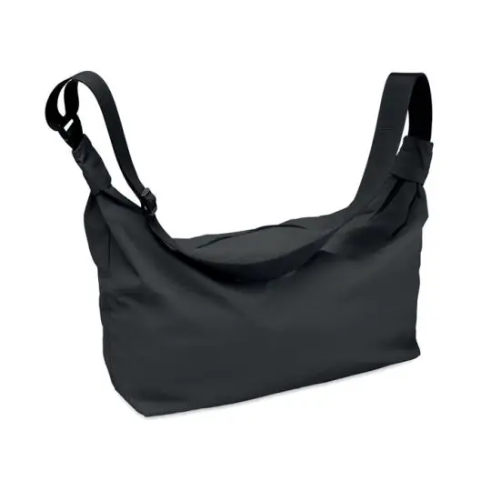 Sac bandoulière SLING noir en nylon hydrofuge, forme demi-lune souple et bandoulière réglable, vue de trois quarts