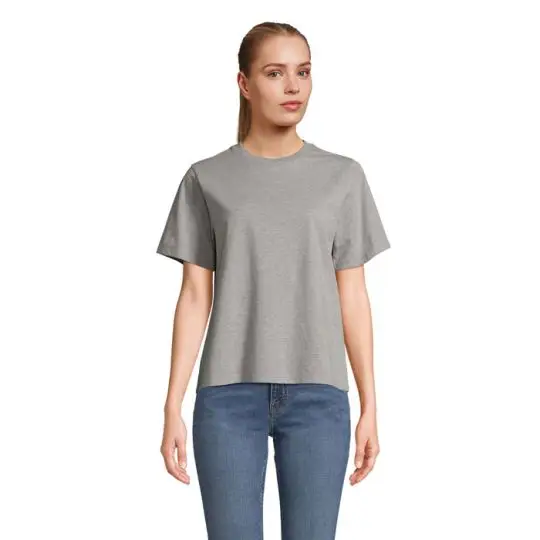 Tee-shirt femme col rond gris chiné en coton peigné porté avec un jean bleu, coupe droite et confortable
