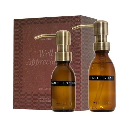 Coffret soin des mains Wellmark bordeaux avec savon et lotion en flacons ambrés à pompe dorée