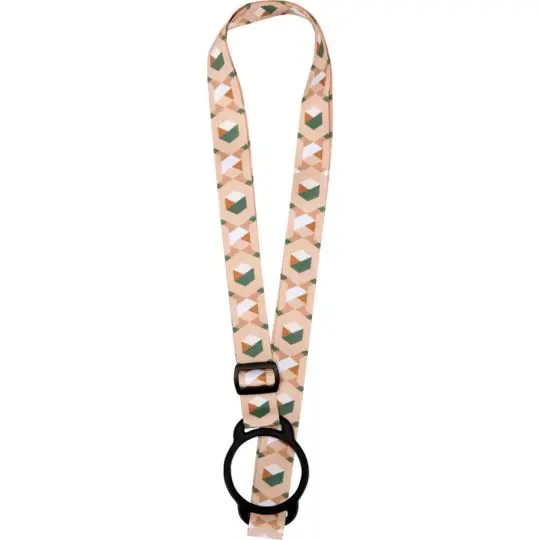 Lanyard porte-bouteille en RPET LIOR sublimé de cubes vert et blanc sur fond pêche, anneau silicone noir