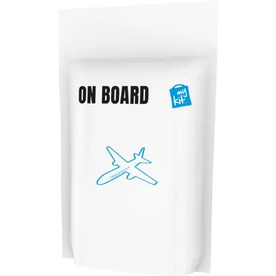 Kit de voyage avion personnalisé en pochette papier blanche marquée On Board avec dessin d’avion bleu et logo