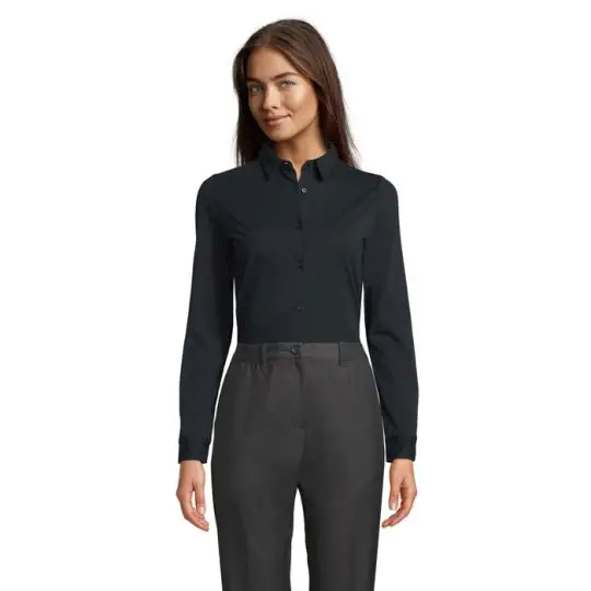 Chemise jersey femme personnalisée foncée à col italien, portée rentrée dans un pantalon gris, vue de face